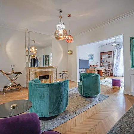 Executive Free Private Parking & Remote Office Apartment
